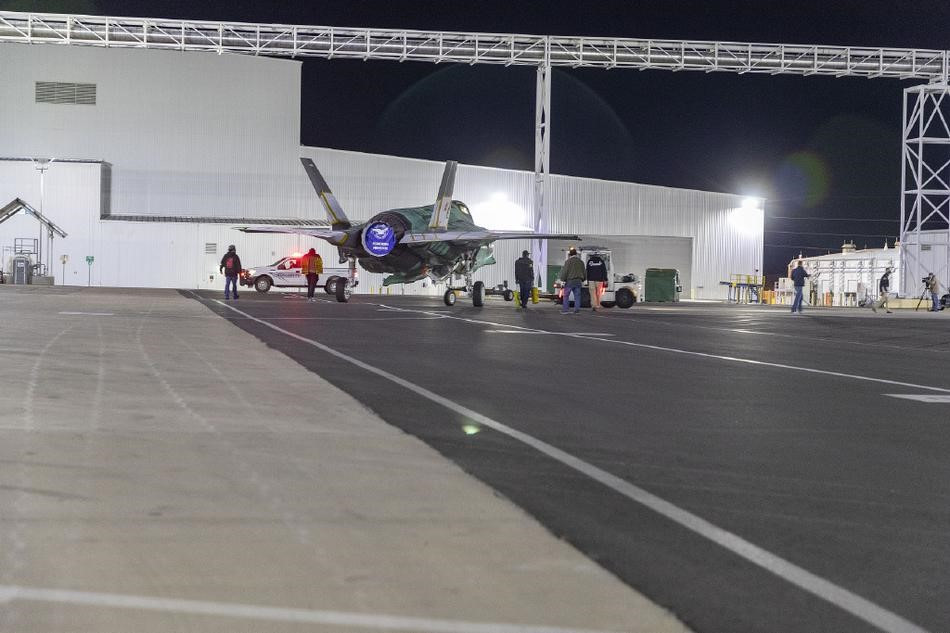 Chiếc tiêm kích F-35 được vận chuyển cho Đan Mạch trong tình trạng chưa sơn và động cơ còn được bọc kín.