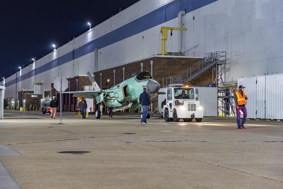 Trên thực tế, lớp sơn của tiêm kích tàng hình F-35 là cực kỳ quan trọng và sẽ đóng vai trò tiên quyết trong việc nó có tàng hình được hay không.