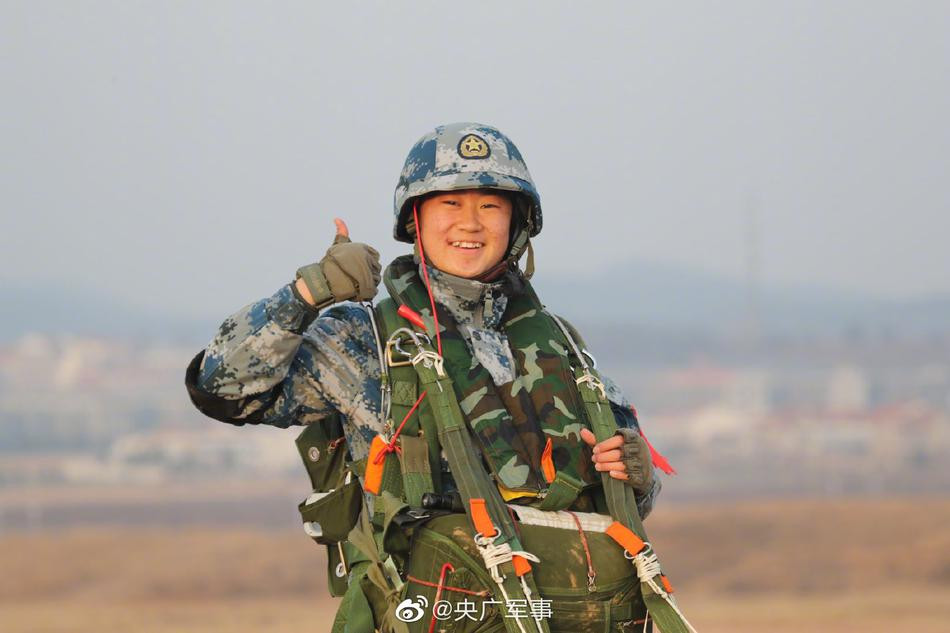 Tuy nhiên chủ yếu trong số này là các sĩ quan phục vụ bàn giấy, số lượng nữ binh lính phục vụ trong các đơn vị tác chiến là rất ít - nếu không muốn nói là "đếm trên đầu ngón tay". Nguồn ảnh: Sina.