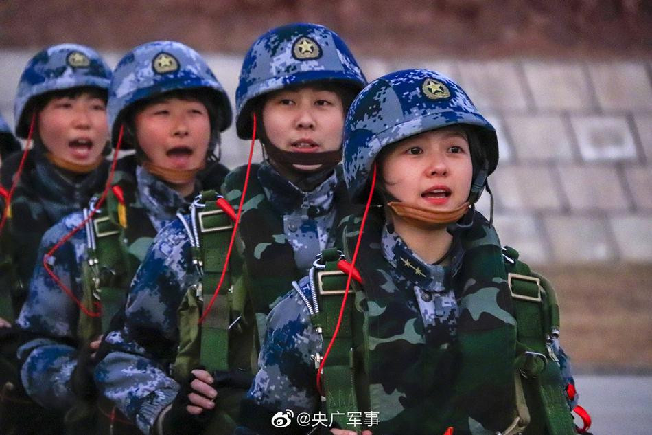 Tuy nhiên, dù phải khoác lên mình bộ quân phục không hề "hợp mốt" cũng như không được trang điểm, những binh lính nữ này vẫn có một vẻ đẹp mê hồn.