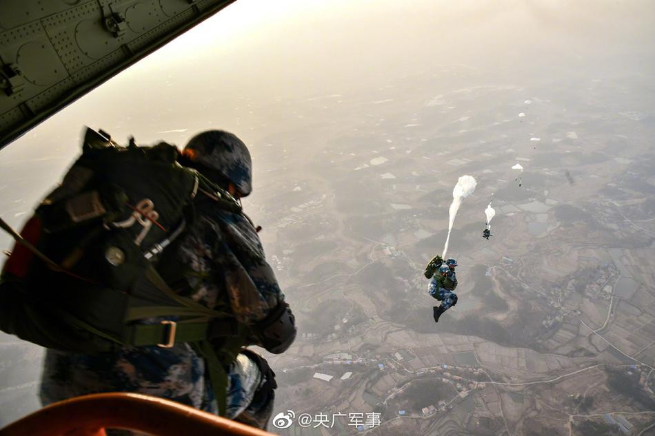 Giống với Việt Nam, nữ giới muốn thi vào các trường quân đội của Trung Quốc đều phải có thành tích rất cao, do chỉ tiêu cho nữ của các trường này là không nhiều.