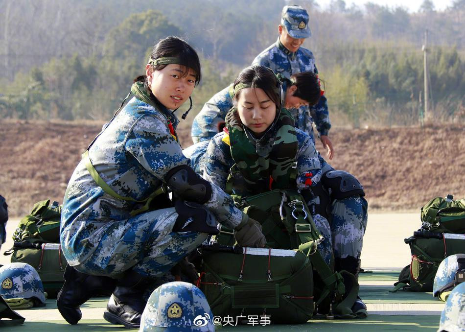 Truyền thông Trung Quốc trừu mến gọi những nữ quân nhân trong lực lượng nhảy dù của nước này là các "mỹ nhân không kẻ mắt".