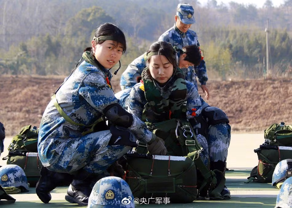 Truyền thông Trung Quốc trừu mến gọi những nữ quân nhân trong lực lượng nhảy dù của nước này là các "mỹ nhân không kẻ mắt".