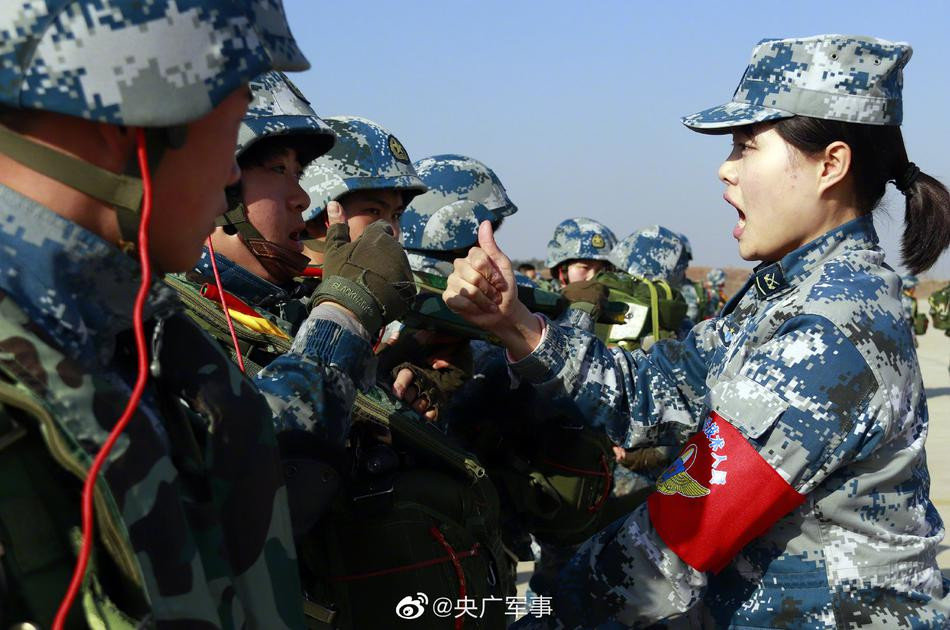 Lực lượng dù toàn nữ quân nhân của Quân đội Trung Quốc được kiểm tra trước khi lên máy bay thực hiện diễn tập.