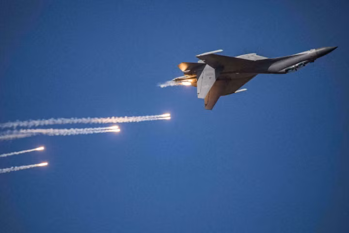 Được phát triển từ dòng chiến đấu cơ J-11 trước đây của Trung Quốc, về cơ bản J-16 cũng là bản nâng cấp sâu, nội địa hóa có nền tảng phát triển từ chiến đấu cơ Su-27 của Liên Xô. Trung Quốc hiện có 2 phiên bản J-16 khác nhau, trong đó bao gồm tiêm kích J-16 và J-16D là phiên bản tác chiến điện tử.