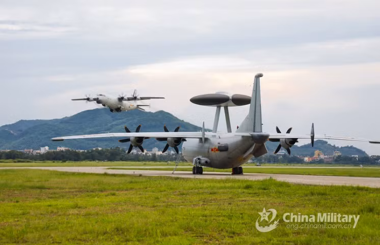 Loại máy bay này được Trung Quốc phát triển từ đầu những năm 2000, tuy nhiên tới nay, số lượng phục vụ trong biên chế Không quân Trung Quốc là không nhiều.