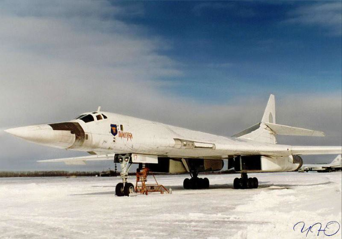 Cụ thể, chính quyền Ukraine vào thời điểm đó đã trở thành "con tin" cho tình trạng một quốc gia không được duy trì vũ khí hạt nhân và họ có nghĩa vụ phá hủy tất cả phương tiện mang phóng, dĩ nhiên máy bay ném bom Tu-160 cũng nằm trong số đó.