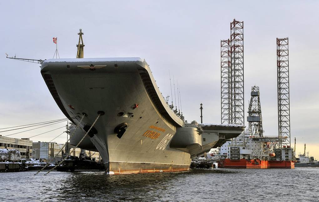 Ngoài ra, tàu sân bay Kuznetsov còn có trang bị các loại trực thăng khác bao gồm Ka-31 với số lượng 4 chiếc và Ka-27 với số lượng 2 chiếc.