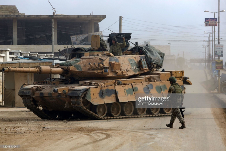 Kíp chiến đấu của Sabra bao gồm bốn người: lái xe, chỉ huy trưởng, xạ thủ và người nạp đạn.