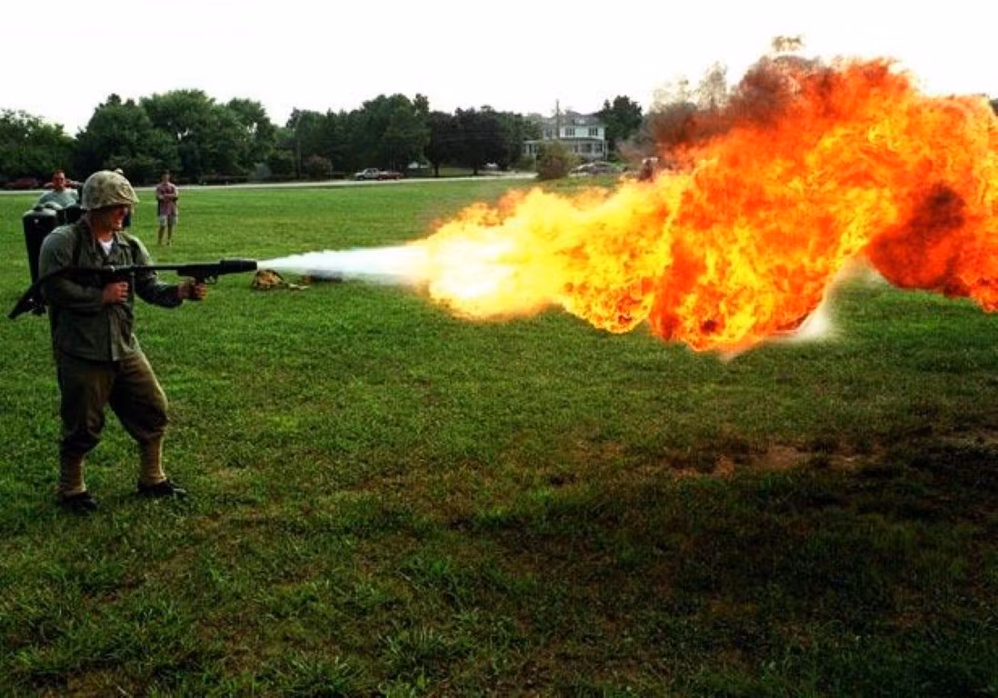 Tuy nhiên, công ước về Vũ khí theo hiệp định Geneve cũng quy định, súng phun lửa vẫn có thể được sử dụng trong các nhiệm vụ dọn bãi chiến trường, thiêu hủy xác chết,... miễn là không gây sát thương cho người.