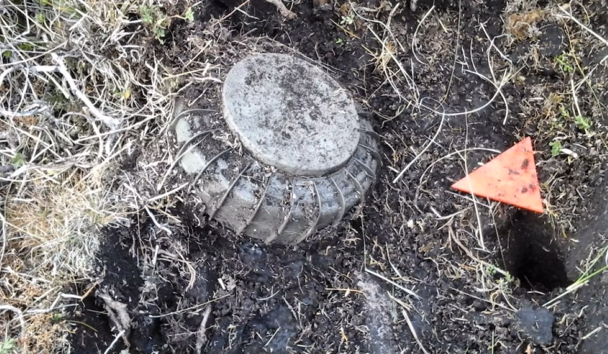 Trong quá khứ, nhựa và gốm thường được sử dụng trong thành phần cấu tạo của mìn để tránh bị máy dò của đối phương phát hiện. Mặt trái của điều này đó là những quả mìn đó nếu không bị kích hoạt, sẽ tồn tại mãi mãi trong tự nhiên mà không thể dọn sạch được.