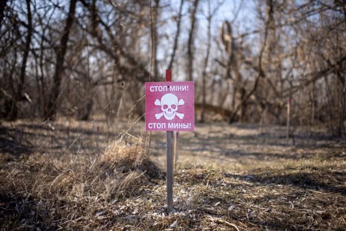 Thậm chí, nhiều quốc gia trên thế giới còn muốn cấm hoàn toàn các loại mìn, do đây là thứ vũ khí có thể tồn tại rất lâu trong tự nhiên, vẫn có thể gây sát thương cho dân thường.