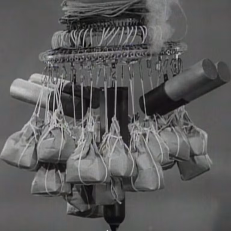 Loại vũ khí này mang tính "hên xui" rất cao, chỉ dựa vào sức gió để bay tới mục tiêu. Trong hầu hết các trường hợp, bom thả từ khinh khí cầu đều trượt mục tiêu, hoặc ít nhất là không trúng mục tiêu quân sự.