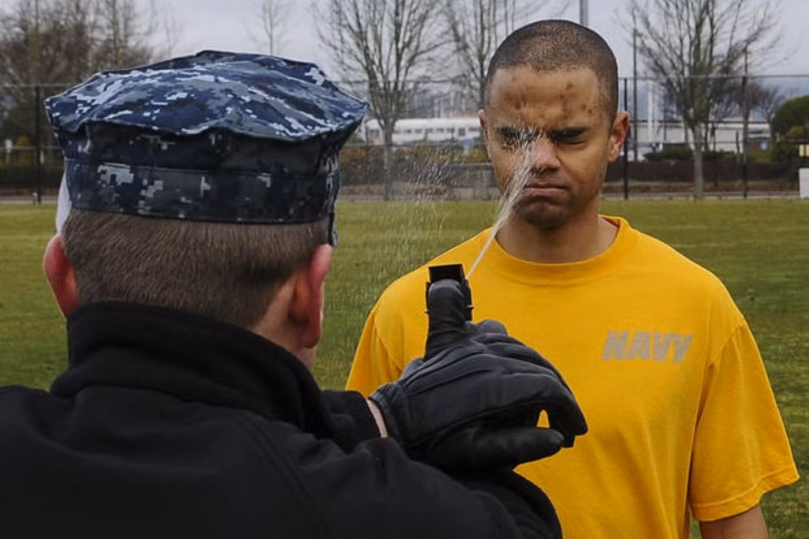 Một điều khá bất ngờ đó là hơi cay, hơi ngạt cùng với mọi loại khí độc, đều đã bị cấm kể từ sau Chiến tranh Thế giới thứ nhất.