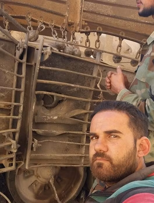 Bức ảnh vừa được một binh sĩ SAA đăng tải đã cho thấy lớp giáp lồng này chẳng những không xé rách được viên đạn rocket chống tăng mà còn để nó bẻ cong các thanh thép và xuyên luôn cả vào giáp chính, rất may là đạn đã không nổ.