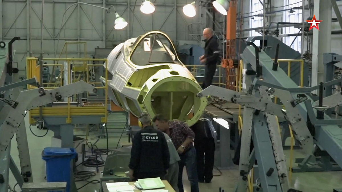 Trước đây, các chuyên gia cho rằng vật liệu tổng hợp dựa trên gadolinium có khả năng hấp thụ một số sóng vô tuyến có thể được sử dụng làm lớp phủ của tiêm kích tàng hình Su-57.