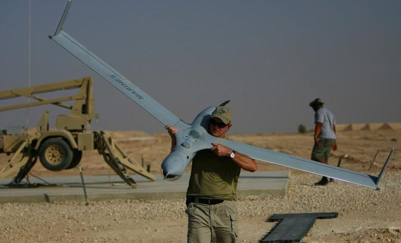 UAV này được thu hồi bằng cách sử dụng một sợi dây gắn trên cần cẩu. Đầu mút cánh của UAV ScanEagle có một cái móc, người điều khiển chỉ việc lái UAV va vào dây và cái móc sẽ giữ máy bay lại.