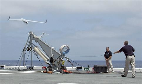 UAV ScanEagle có sải cánh dài 3,1 m, chiều dài 1,4 m, trọng lượng 20 kg. UAV này được trang bị động cơ piston 2 thì, công suất 1,5 mã lực giúp đạt tốc độ tối đa 148 km/h, tốc độ hành trình 111 km/h, thời gian hoạt động liên tục hơn 20 giờ.