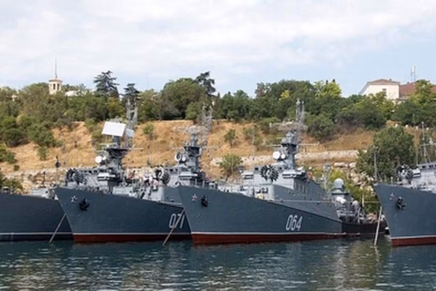 Được biết, Hạm đội hải quân Nga hiện diện ở Địa Trung Hải bao gồm hơn 10 tàu chiến đấu và phụ trợ, là một phần của các đơn vị khác nhau trong lực lượng hải quân Nga.