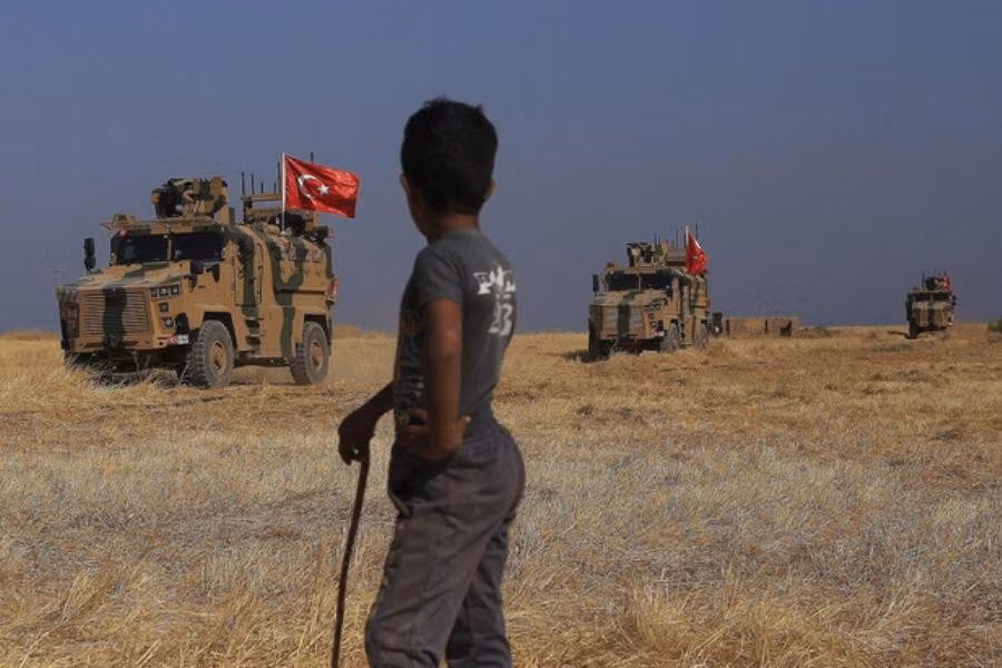 Trong vài tháng qua, quân đội Thổ Nhĩ Kỳ và các phiến binh đồng minh của Ankara đã tăng cường các cuộc tấn công chống lại Lực lượng Dân chủ Syria (SDF), buộc SDF phải tăng cường hiện diện tại các chiến tuyến phía Bắc Al-Raqqa.