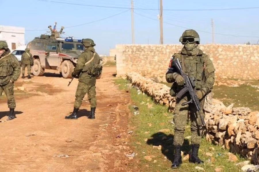 Nguồn tin cho biết thêm, Nga đã điều lực lượng đến vùng nông thôn Ain Issa nhằm tăng cường sự hiện diện của họ trong khu vực và đàm phán giữa các bên tham chiến ở đó.