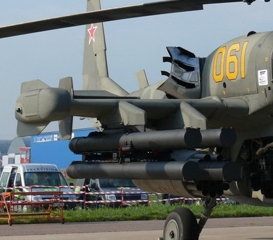 Mỗi cường kích và trực thăng mạng được đến 8 tên lửa. Biến thể mặt đất Hermes mang được 24 tên lửa. Trang bị của Hermes dùng để phòng thủ bờ biển (Hermes-S) tương tự biến thể mặt đất. Với biến thể lắp trên tàu thì còn thú vị hơn: với tư cách mục tiêu thì một con tàu to hơn nhiều xe tăng hay trực thăng. Và ở đây, xạ thủ có thể tận dụng khí tài quan sát video để xác định xem có phải bắn lại không.