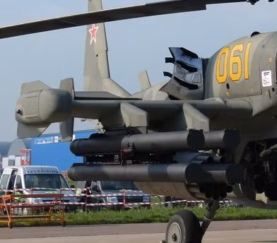 Mỗi cường kích và trực thăng mạng được đến 8 tên lửa. Biến thể mặt đất Hermes mang được 24 tên lửa. Trang bị của Hermes dùng để phòng thủ bờ biển (Hermes-S) tương tự biến thể mặt đất. Với biến thể lắp trên tàu thì còn thú vị hơn: với tư cách mục tiêu thì một con tàu to hơn nhiều xe tăng hay trực thăng. Và ở đây, xạ thủ có thể tận dụng khí tài quan sát video để xác định xem có phải bắn lại không.