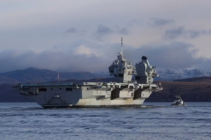 Tham gia hải trình cùng tàu sân bay HMS Queen Elizabeth là 18 máy bay chiến đấu F-35B hiện đại bậc nhất thế giới hiện nay, trong đó có 10 chiếc thuộc Không quân Hải quân Mỹ, 8 chiếc thuộc lực lượng Không quân Hải quân Hoàng gia Anh. Nguồn ảnh: Sina.