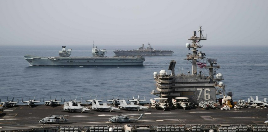 Theo các thông tin mới nhất vừa được truyền thông quốc tế đăng tải, nhóm tác chiến tàu sân bay Anh, kèm theo tàu sân bay Mỹ, hộ tống hạm Hà Lan và khu trục hạm Nhật, đã tổ chức một cuộc tập trận rầm rộ ở vịnh Aden.