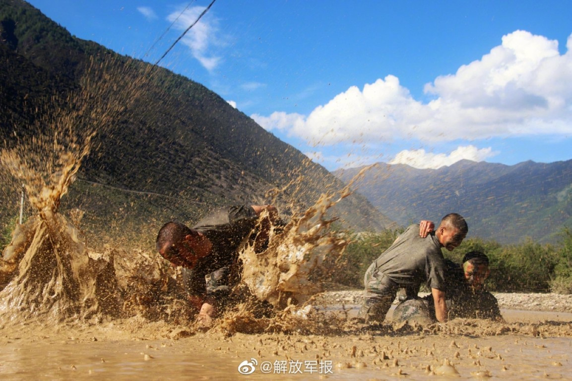 Tuy nhiên với phần nhiều binh lính trong quân đội Trung Quốc, tác chiến ở địa hình núi cao là cả một thử thách. Thậm chí việc hành quân, cũng đã khiến nhiều người phải ngã gục.