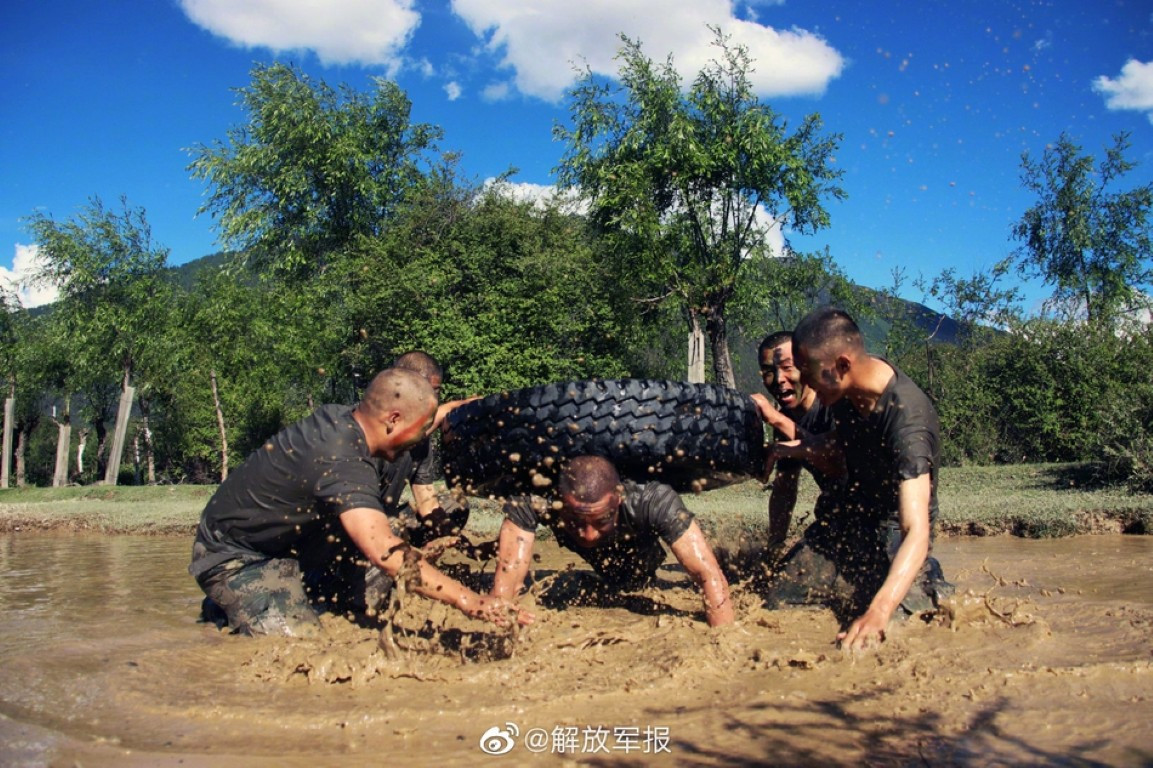 Ở độ cao lớn, không khí có phần loãng hơn nhiều so với thông thường, khiến những bài tập luyện thể lực quá đỗi bình thường, lại trở thành thử thách lớn.