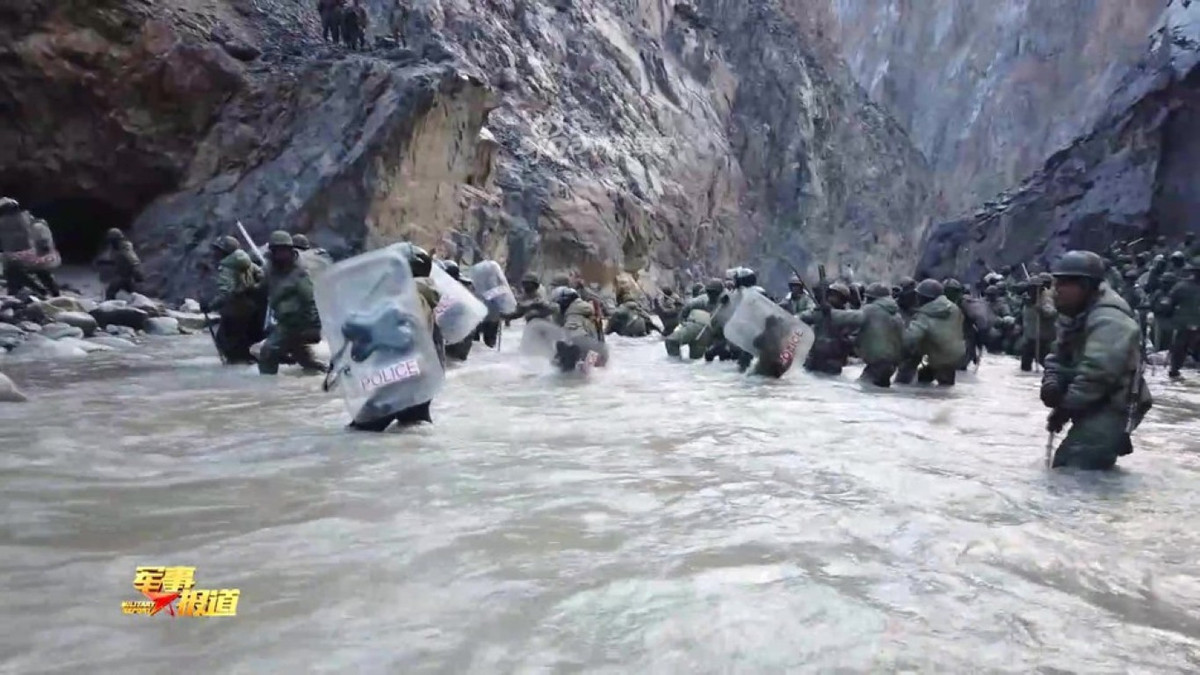 Trong đoạn video này, có thể thấy lính Ấn Độ và Trung Quốc hoàn toàn không sử dụng tới súng, chỉ sử dụng lá chắn, dùi cui và các trang phục bảo hộ như của lực lượng chống bạo động.