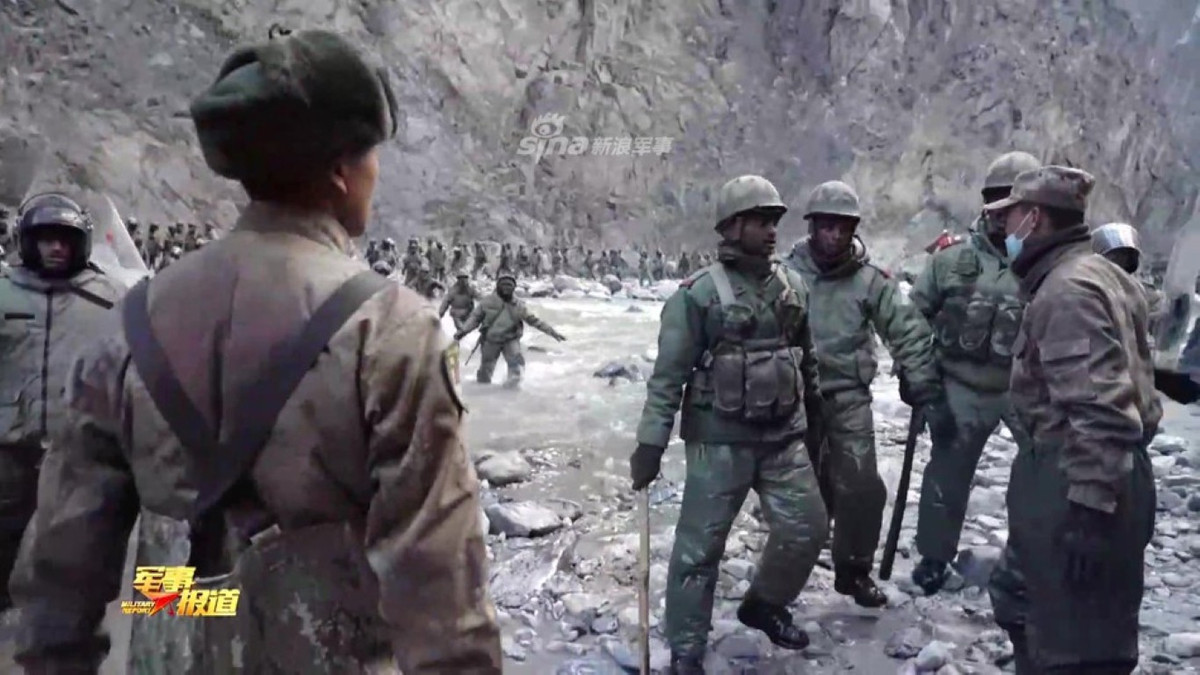 Việc không trang bị vũ khí nhằm giữ cho quy mô của cuộc xung đột nằm ở mức độ thấp - nghĩa là chỉ sử dụng tay không, gậy gộc và gạch đá để tấn công lẫn nhau.