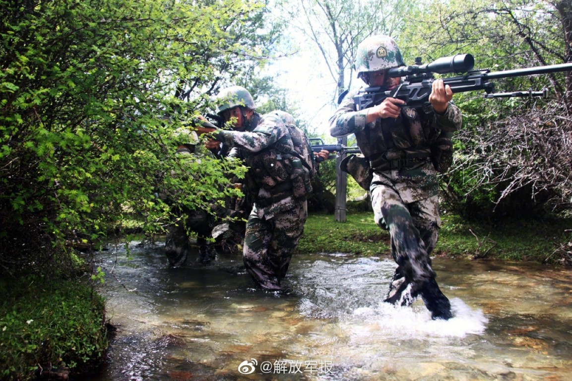 Theo trang Sina, việc huấn luyện ở địa hình núi cao sẽ giúp người lính quen với môi trường khắc nghiệt bậc nhất này.