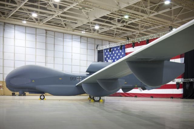 Để xin được giấy phép này, Đức sẽ cần chi thêm... 780 triệu USD nữa, trong đó phần lớn là chi phí cải biên lại UAV trinh sát RQ-4E để nó đáp ứng được tiêu chuẩn của ICAO.