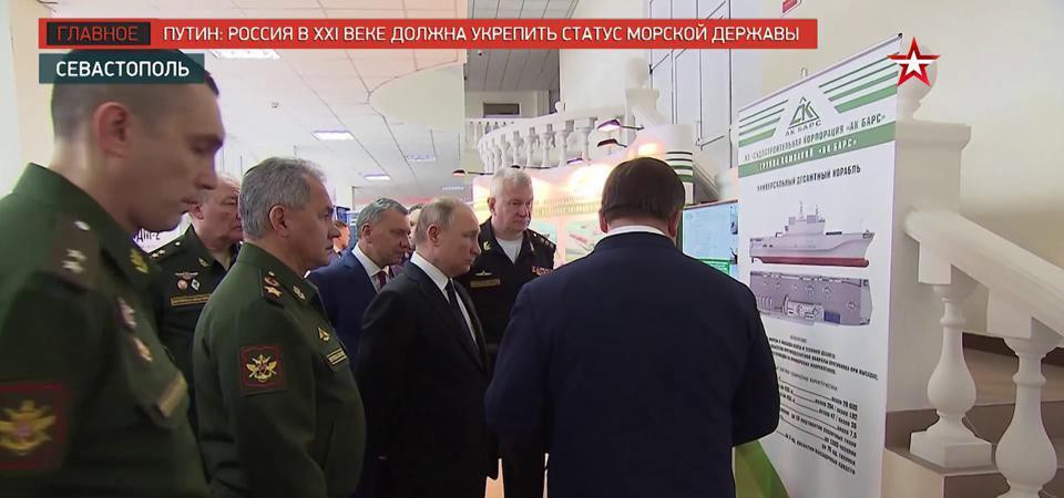 Tuy nhiên vẫn chưa rõ liệu tham số trên đã tính đến đầy đủ số lượng máy bay, xe bọc thép, cũng như lính thủy đánh bộ và vũ khí đi kèm hay chưa, có thể thông số được đưa ra trên thực tế còn lớn hơn nhiều.