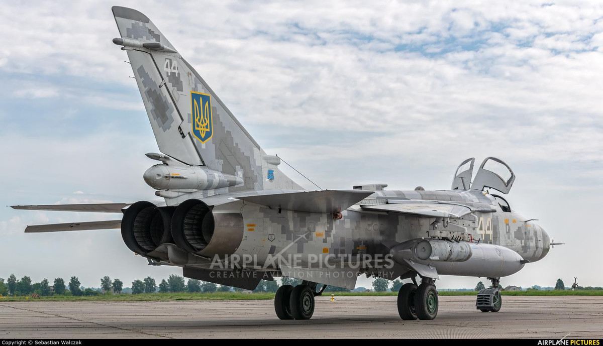 Ngoài tiêm kích, không quân Ukraine còn có trong trang bị nhiều cường kích tấn công mặt đất Su-25 cùng với máy bay ném bom tiền tuyến Su-24, hay trực thăng vũ trang Mi-24... khá mạnh.