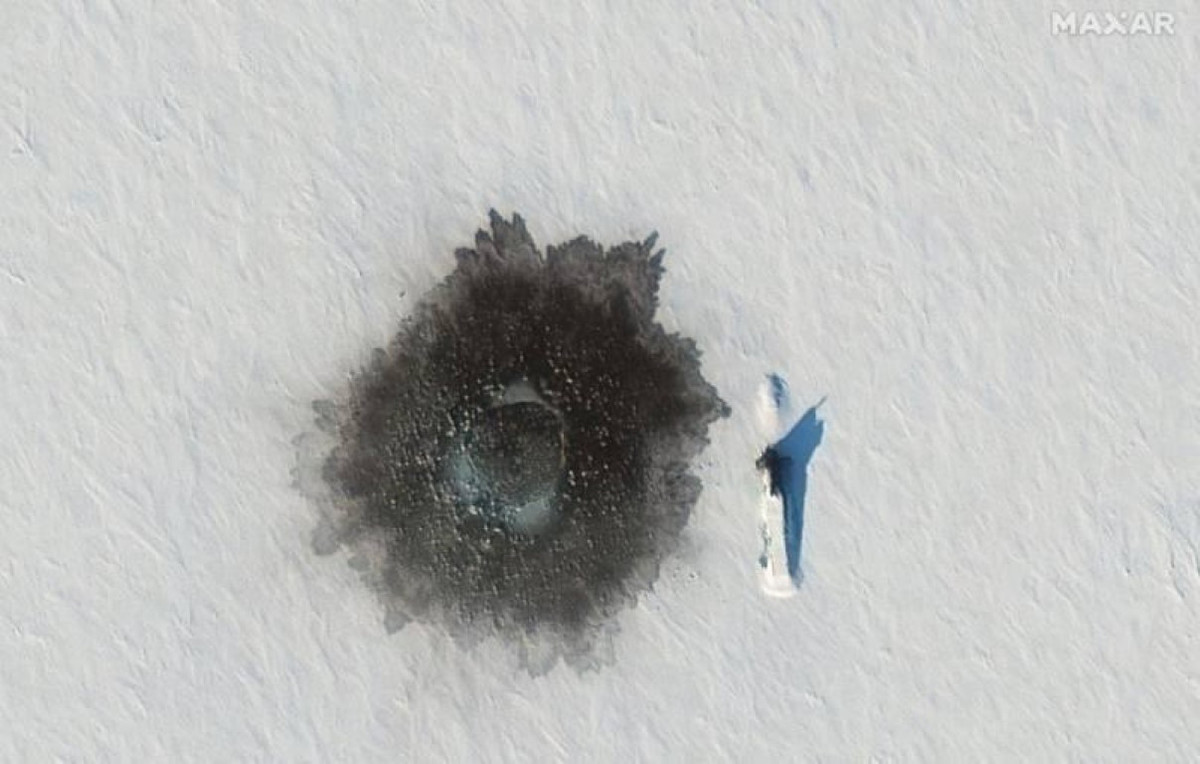 Yếu tố mới cũng cần lưu ý là những vệt khói xung quanh lỗ băng đã được Maxar Technologies phát hiện. Băng thực sự có thể đã bị phá vỡ bởi một cuộc tấn công bằng ngư lôi, nhưng dấu vết để lại cũng nói lên hoạt động của động cơ tên lửa.