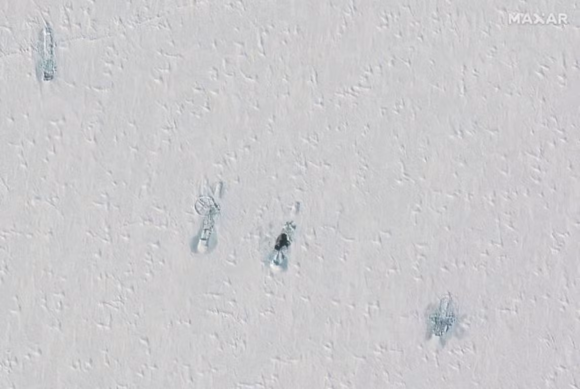 Căn cứ vào một trong những tấm ảnh, có thể nhận thấy không phải 3 mà ít nhất xuất hiện tới 4 vết lõm của tàu ngầm nguyên tử được ghi lại, và mặt khác "có một lỗ thủng lớn được nhìn thấy trên lớp băng".