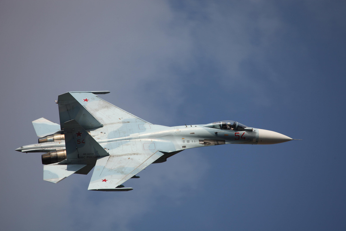 Chiến đấu cơ Su-35 được phát triển từ dòng tiêm kích Su-27 và là một trong những loại tiêm kích chiến đấu hiện đại nhất trong biên chế Quân đội Nga hiện tại.