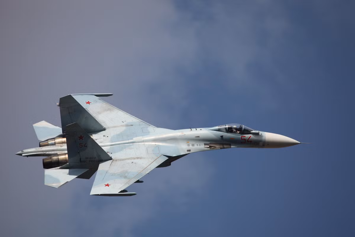 Chiến đấu cơ Su-35 được phát triển từ dòng tiêm kích Su-27 và là một trong những loại tiêm kích chiến đấu hiện đại nhất trong biên chế Quân đội Nga hiện tại.