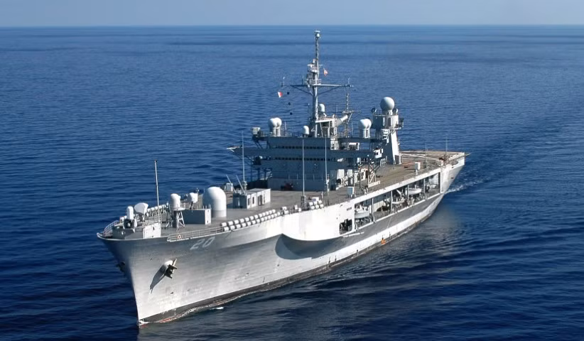 Sau đó tàu được tinh giảm xuống còn 12 sĩ quan hải quân, 150 binh nhì và 155 thủy thủ dân sự. USS Mount Whitney cũng chính là chiếc tàu đầu tiên của hải quân Mỹ có sự tham gia phục vụ lâu dài của nữ giới.