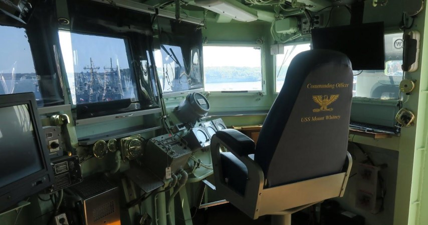 Với chiều dài 189 mét và rộng 33 mét, chiếc tàu hải quân 42 năm tuổi này từng là nơi làm việc và sinh hoạt của 600 người cho tới tận năm 2004.