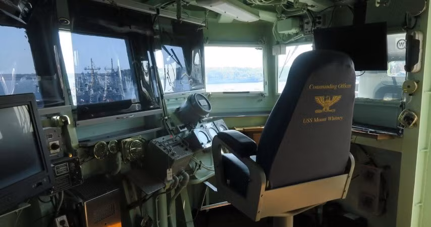 Với chiều dài 189 mét và rộng 33 mét, chiếc tàu hải quân 42 năm tuổi này từng là nơi làm việc và sinh hoạt của 600 người cho tới tận năm 2004.