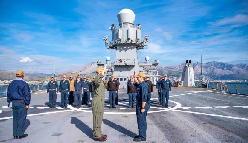 Được biết USS Mount Whitney là loại tàu chỉ huy lớp Blue Ridge là đầu não của Hạm đội 6 hải quân Mỹ.