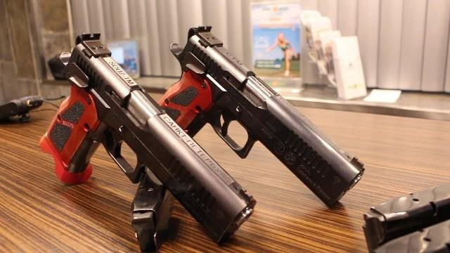 Tuy là quốc gia có nền công nghiệp quốc phòng phát triển, nhưng Nga vẫn nhập một số vũ khí cầm tay từ nước ngoài vì tính kinh tế và hiệu quả, đơn cử như súng ngắn CZ và Glock. Tuy vậy lệnh cấm vận vũ khí năm 2014 khiến Moscow không còn tiếp cận được với các dòng vũ khí này để trang bị cho lực lượng chấp pháp.