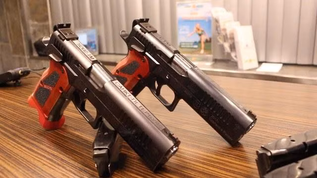 Tuy là quốc gia có nền công nghiệp quốc phòng phát triển, nhưng Nga vẫn nhập một số vũ khí cầm tay từ nước ngoài vì tính kinh tế và hiệu quả, đơn cử như súng ngắn CZ và Glock. Tuy vậy lệnh cấm vận vũ khí năm 2014 khiến Moscow không còn tiếp cận được với các dòng vũ khí này để trang bị cho lực lượng chấp pháp.