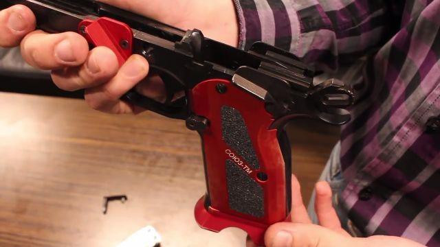 Về độ chính xác, PE-10 thậm chí sánh ngang với súng bắn tỉa. Các thử nghiệm cho thấy khi bắn ở cự ly 10m, các viên đạn tiếp đất cách nhau 3cm.