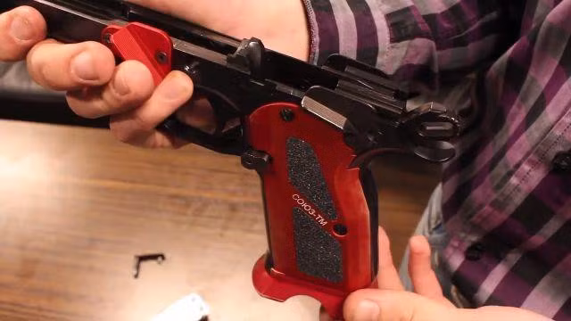 Về độ chính xác, PE-10 thậm chí sánh ngang với súng bắn tỉa. Các thử nghiệm cho thấy khi bắn ở cự ly 10m, các viên đạn tiếp đất cách nhau 3cm.