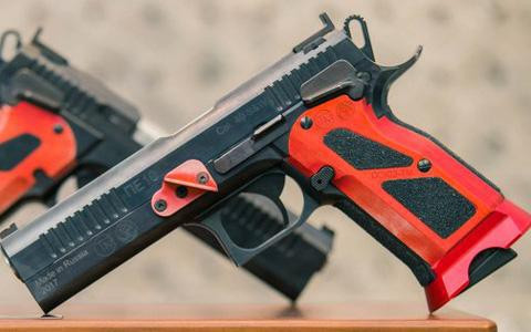 Nhà thiết kế của PE-10 là Yevgeniy Yefimov, vốn là một xạ thủ thi đấu gạo cội.